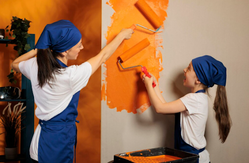 Mujeres utilizando color drenching solo tono para pintar pared del hogar