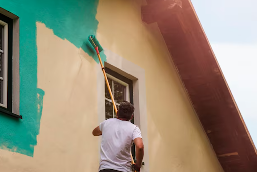 Pintor experto realizando pintura para exterior fachadas